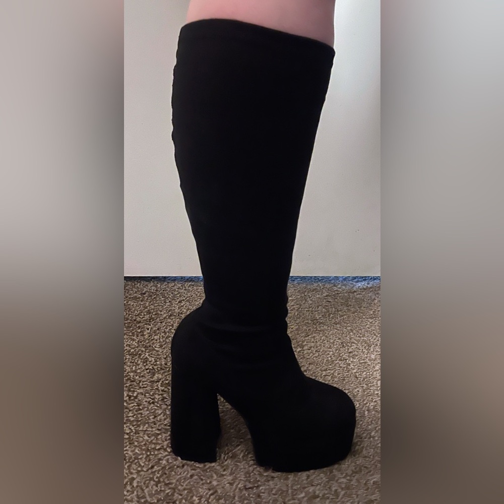Charlotte Russe Size 6 Black Never worn Knee high Stretch suede